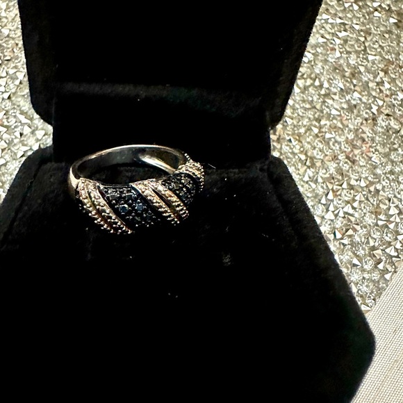 Swarovski’s gorgeous blue and white crystals placed diagonally on this ring - Picture 5 of 11